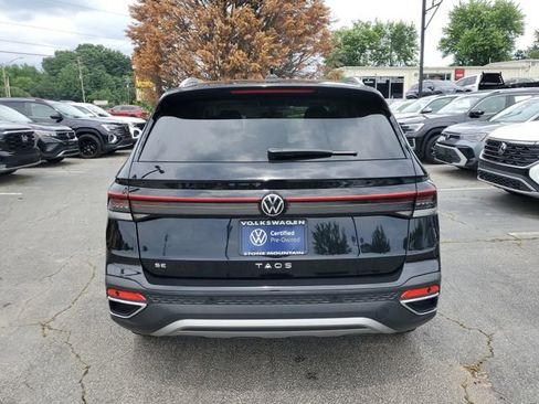 Used 2025 Volkswagen Taos SE w/ Panoramic Sunroof Package FWD image 5