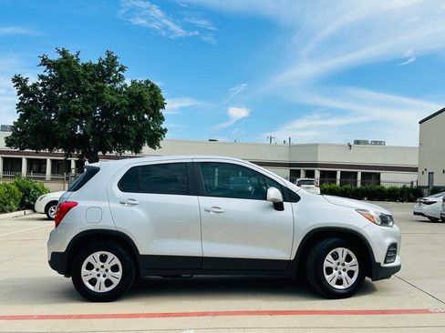 Used 2019 Chevrolet Trax LS w/ Tint and Cruise Package FWD image 8