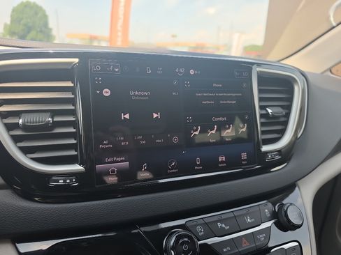 Used 2024 Chrysler Pacifica Touring-L FWD image 25