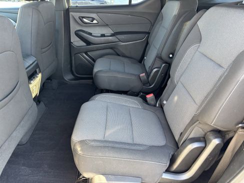 Used 2022 Chevrolet Traverse LT image 19