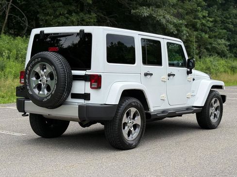Used 2017 Jeep Wrangler Unlimited Sahara w/ Connectivity Group AWD/4WD image 3