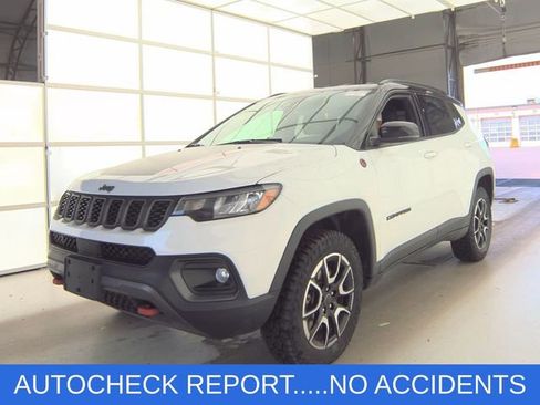 Used 2025 Jeep Compass Trailhawk AWD/4WD image 3