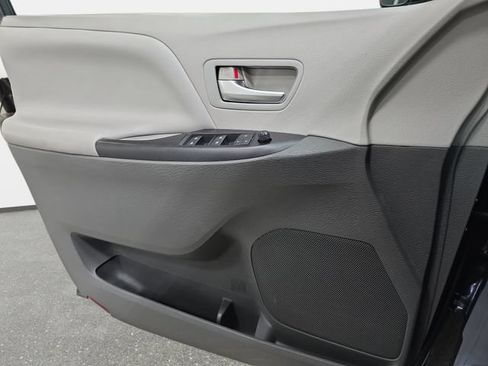 Used 2015 Toyota Sienna LE FWD image 25