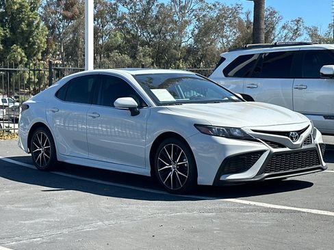 Used 2022 Toyota Camry SE w/ Convenience Package FWD image 2