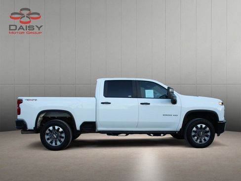 Used 2023 Chevrolet Silverado 2500 Custom w/ Custom Value Package AWD/4WD image 4