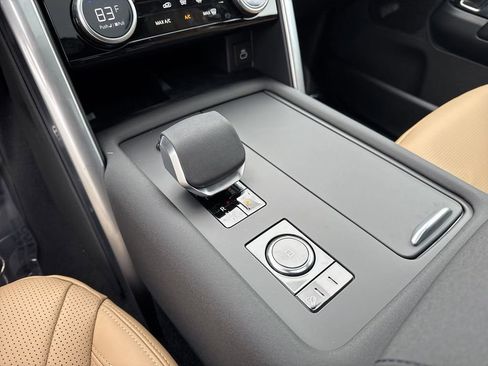 New 2025 Land Rover Discovery Dynamic SE image 24