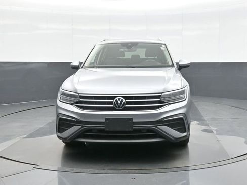 Used 2022 Volkswagen Tiguan SE image 2