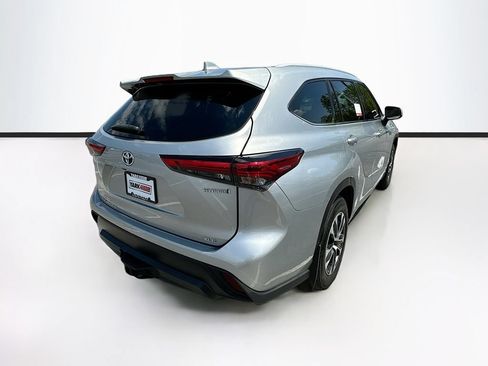 Used 2022 Toyota Highlander XLE AWD/4WD image 10