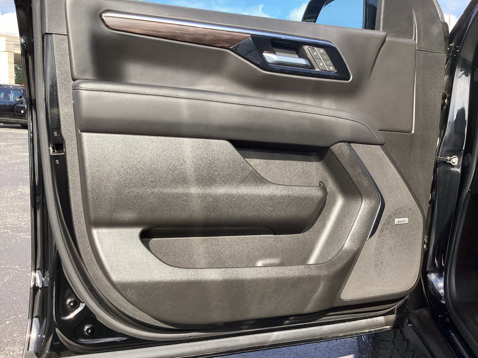 Used 2025 Chevrolet Tahoe LT w/ Comfort Package AWD/4WD image 37