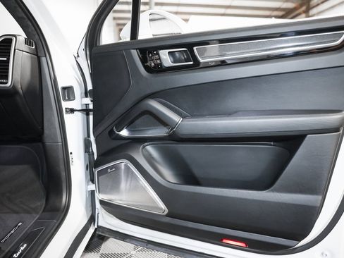Used 2019 Porsche Cayenne Turbo w/ Sportdesign Package image 10