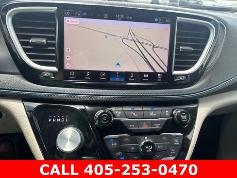 Used 2021 Chrysler Pacifica Touring-L FWD image 11
