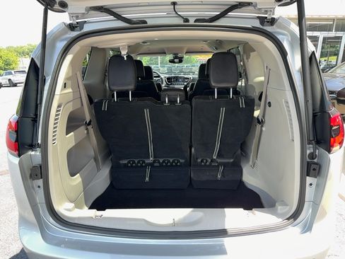 Certified 2024 Chrysler Pacifica Touring-L FWD image 9