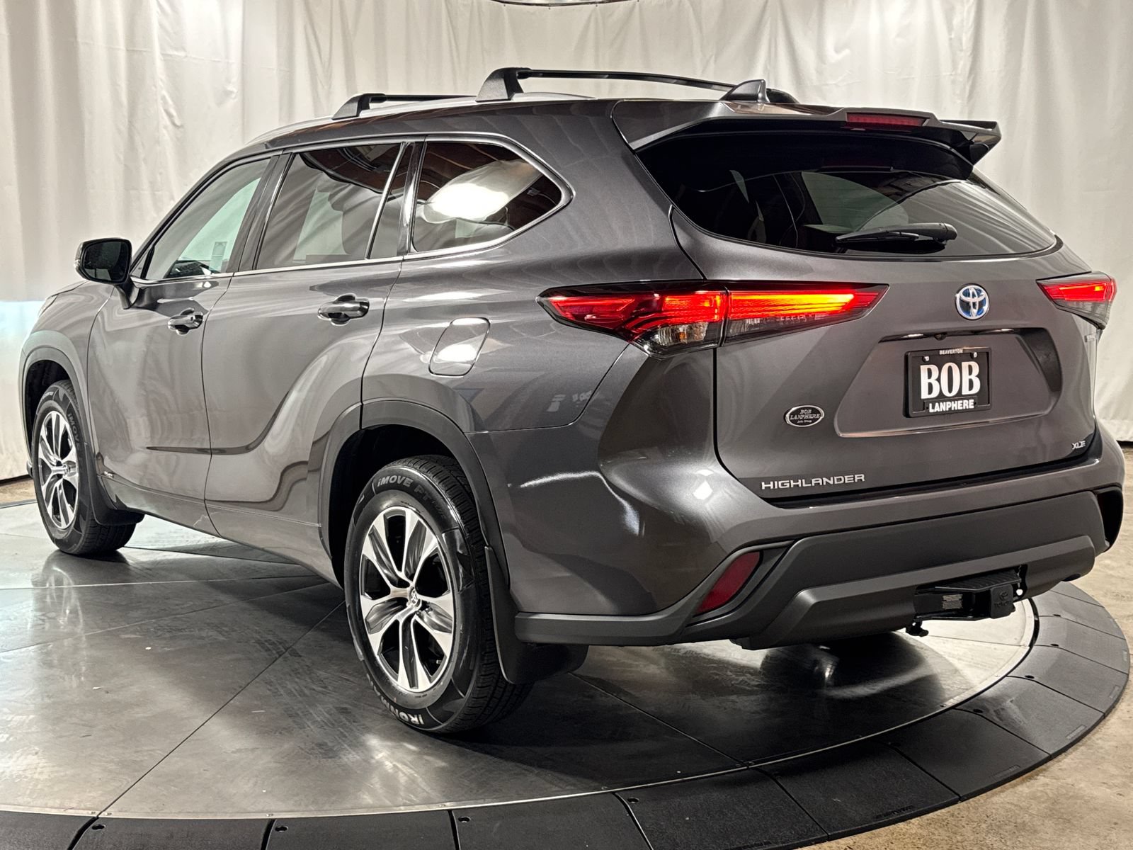 Used 2022 Toyota Highlander XLE AWD/4WD image 9