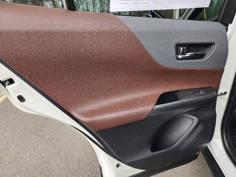 Used 2024 Toyota Venza XLE image 23