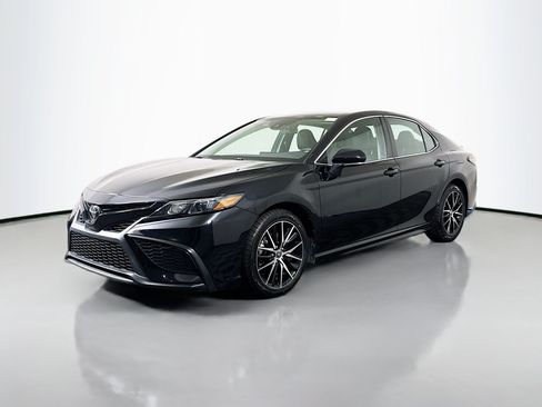 Used 2023 Toyota Camry SE FWD image 4