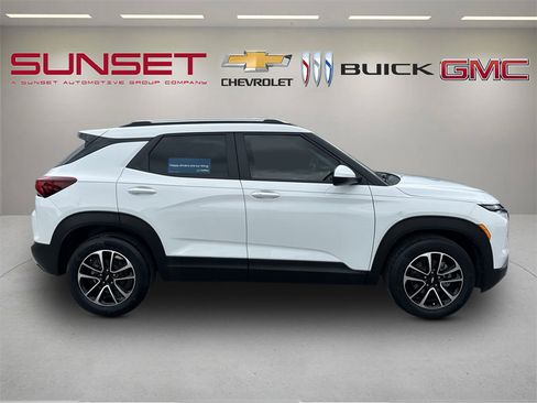 Certified 2024 Chevrolet TrailBlazer LT w/ LT Cold Weather Package FWD image 3