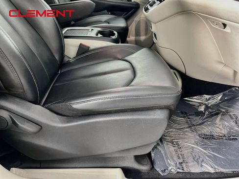 Used 2023 Chrysler Pacifica Touring-L FWD image 33