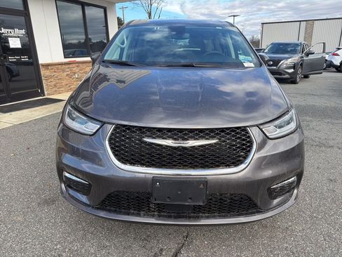 Used 2023 Chrysler Pacifica Touring-L image 9