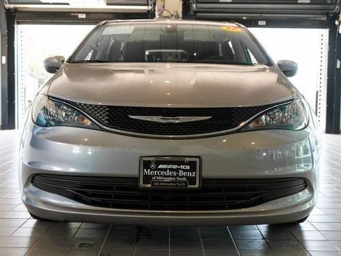 Used 2017 Chrysler Pacifica Touring FWD image 2