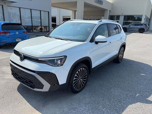 New 2025 Volkswagen Taos SE image 3
