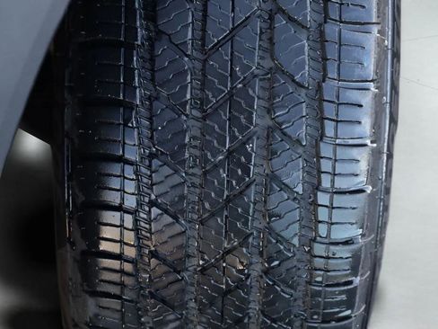 Used 2023 Toyota Highlander XLE image 5