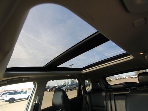 Used 2023 Nissan Rogue SV w/ SV Premium B Package image 11