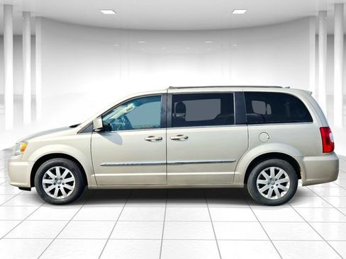 Used 2015 Chrysler Town & Country Touring FWD image 2