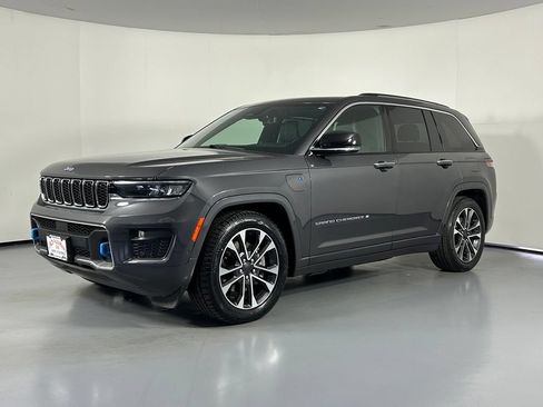 Used 2023 Jeep Grand Cherokee Overland w/ Luxury Tech Group IV AWD/4WD image 3