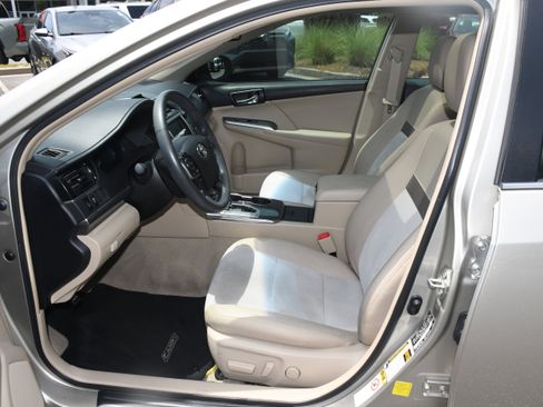 Used 2014 Toyota Camry XLE w/ Leather Package FWD image 8