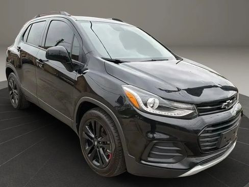 Used 2020 Chevrolet Trax LT w/ Sun & Sound Package FWD image 3