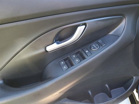 Used 2018 Hyundai Elantra GT image 16