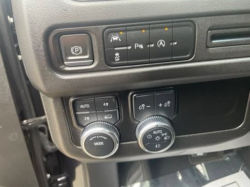 Used 2023 GMC Yukon SLT AWD/4WD image 11