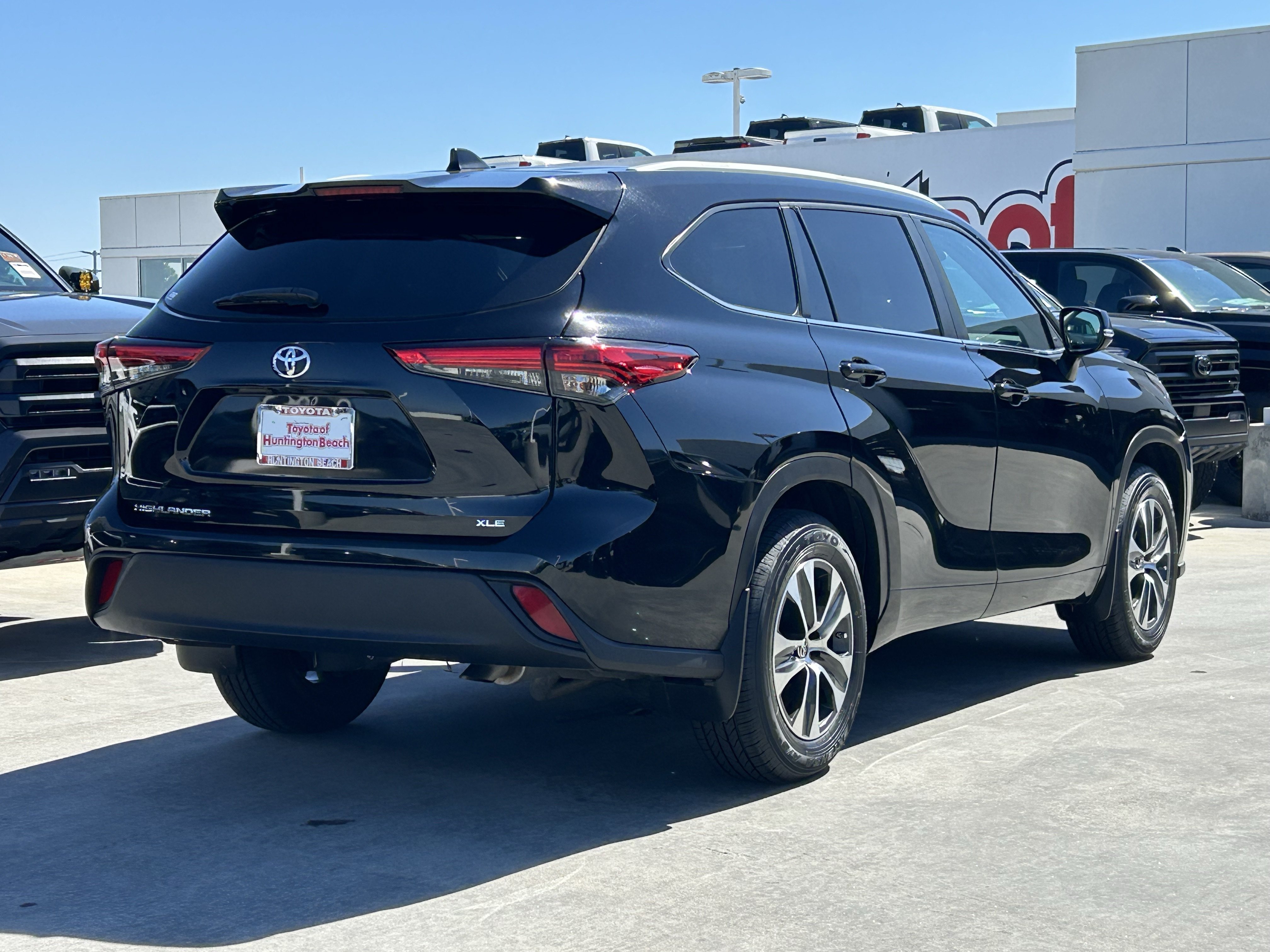 Used 2023 Toyota Highlander XLE FWD image 3