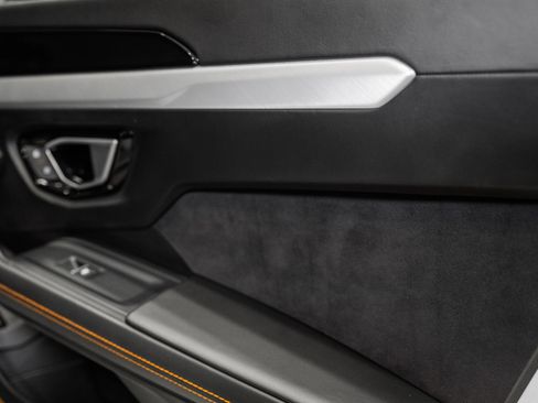 Used 2020 Lamborghini Urus image 54