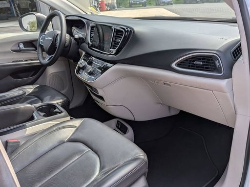 Used 2023 Chrysler Pacifica Touring-L FWD image 27