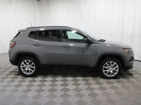 Used 2024 Jeep Compass Latitude image 33