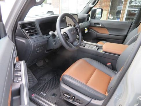 Used 2026 Lexus GX 550 w/ Accessory Package (2T) AWD/4WD image 24