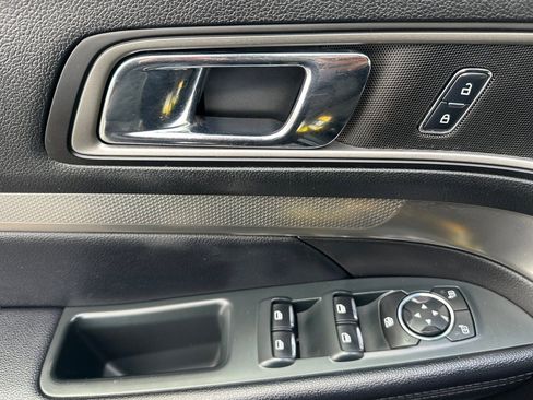 Used 2018 Ford Explorer XLT w/ Equipment Group 201A image 10