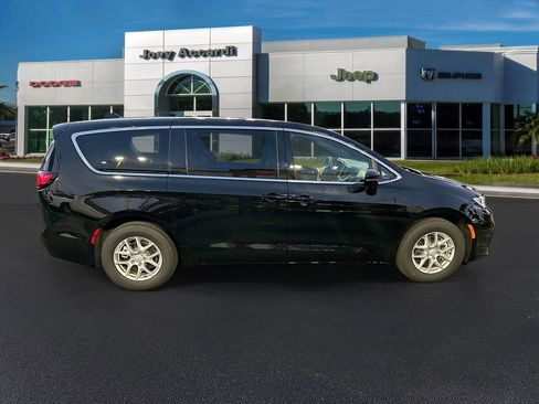 New 2026 Chrysler Pacifica Select image 8