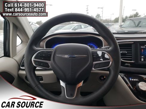 Used 2021 Chrysler Voyager L image 11