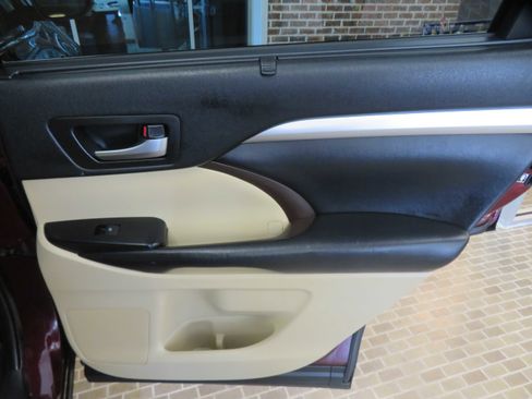 Used 2019 Toyota Highlander SE image 23