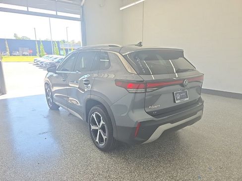 Certified 2025 Volkswagen Tiguan SE w/ Panoramic Sunroof Package AWD/4WD image 3