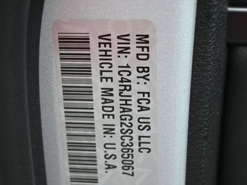 Used 2025 Jeep Grand Cherokee Laredo AWD/4WD image 34