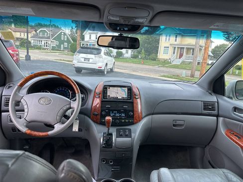 Used 2010 Toyota Sienna XLE Limited FWD image 15