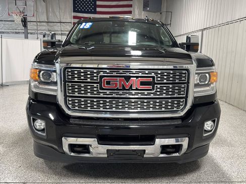 Used 2018 GMC Sierra 2500 Denali w/ Suspension Package, Off-Road AWD/4WD image 3