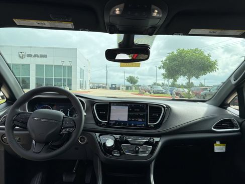 New 2027 Chrysler Pacifica Limited FWD image 22