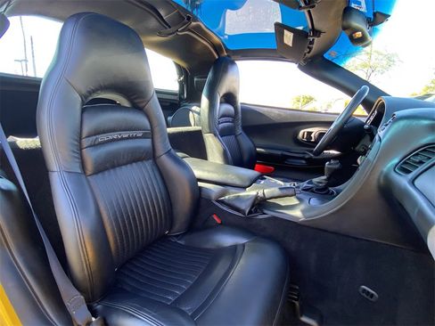 Used 2004 Chevrolet Corvette Coupe w/ Roof Package image 9