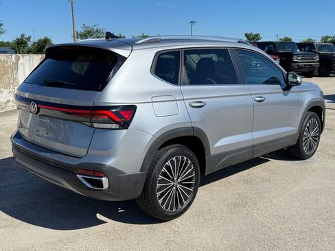 Used 2025 Volkswagen Taos SE FWD image 8
