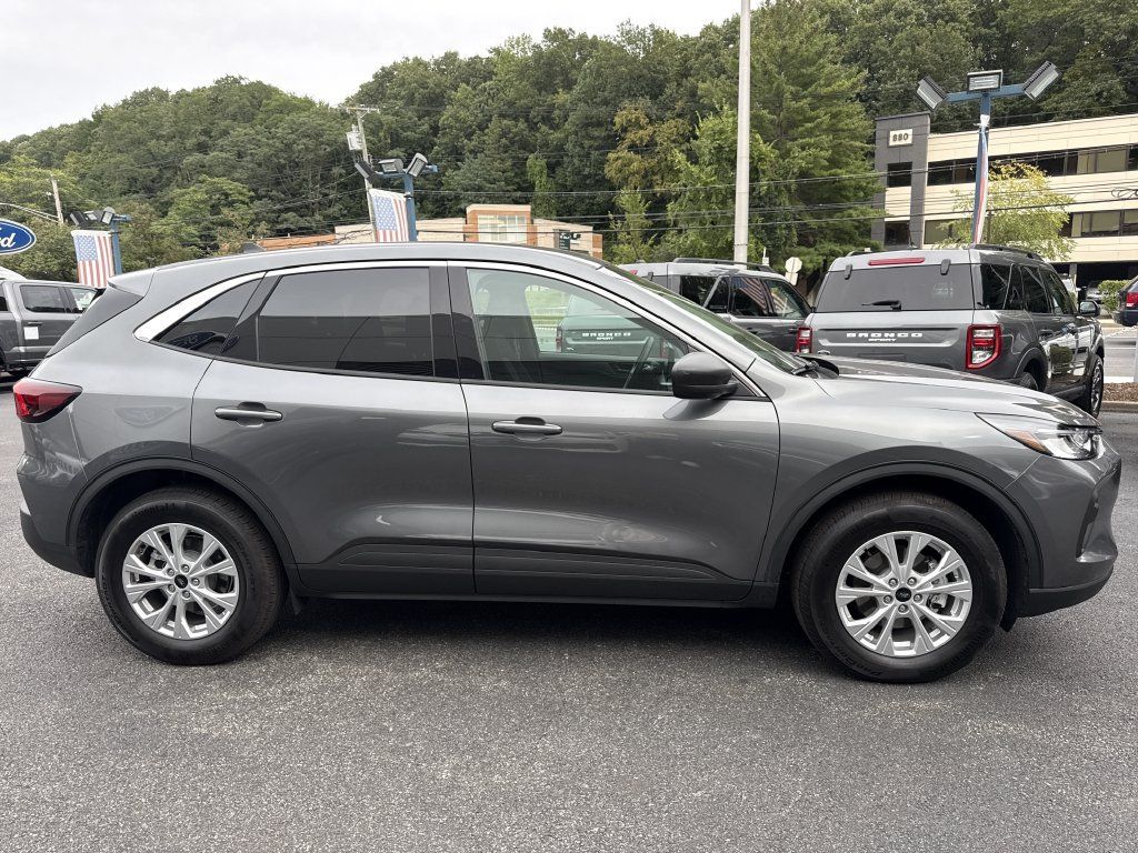 Used 2023 Ford Escape Active w/ Tech Pack #1 AWD/4WD image 3