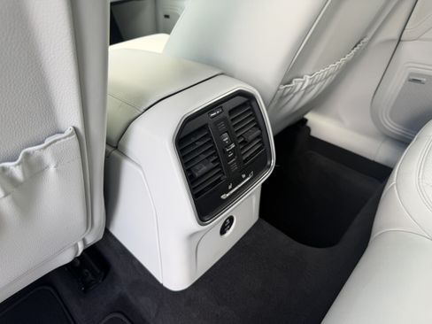 Certified 2024 Porsche Macan AWD/4WD image 24